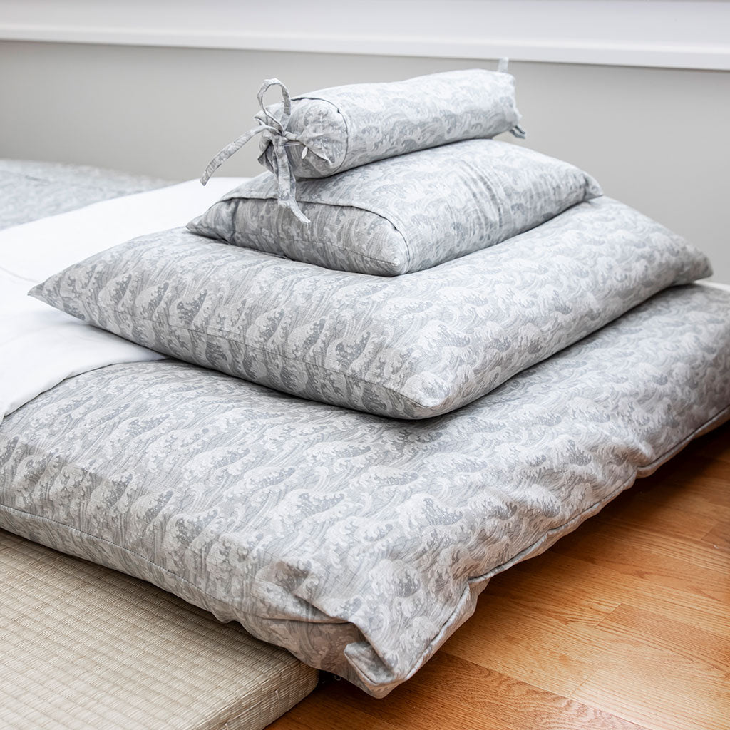 J-Life Tidal Wave Gray Buckwheat Hull Pillow