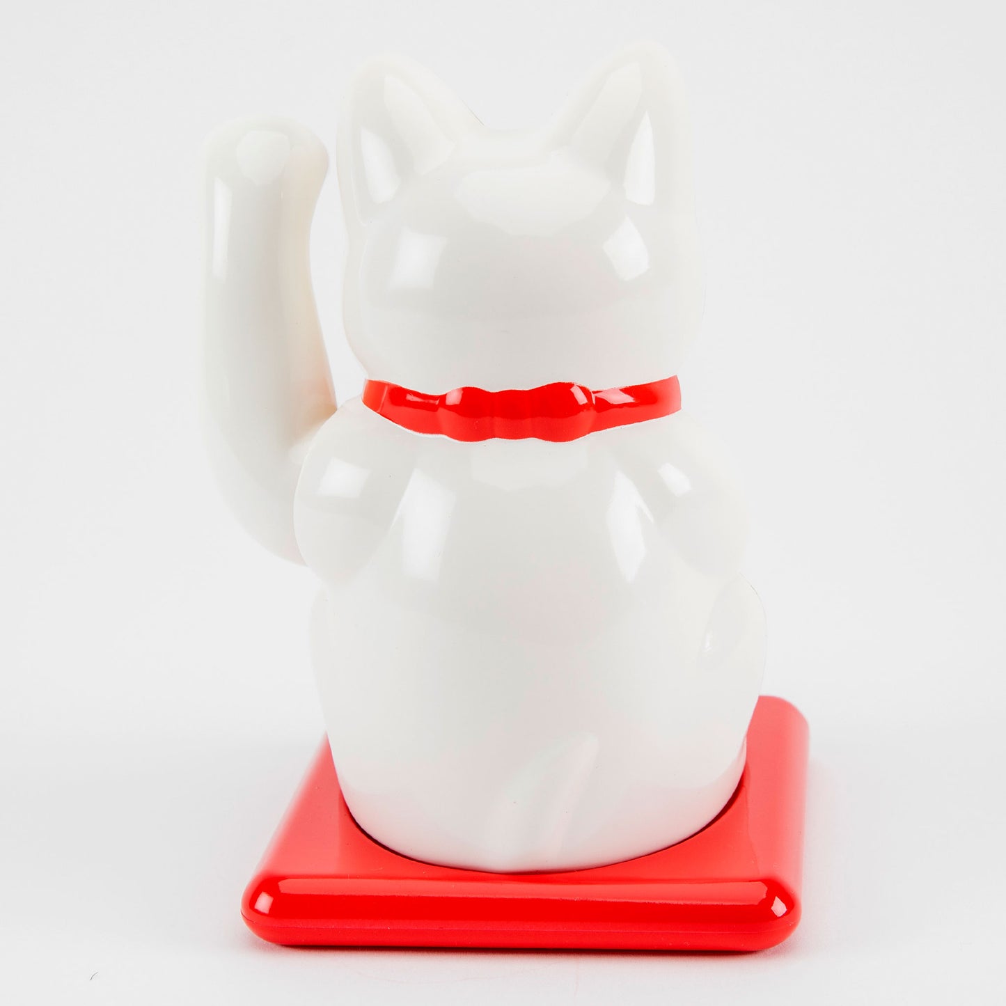 Waving Cat: Solar-Powered Maneki Neko