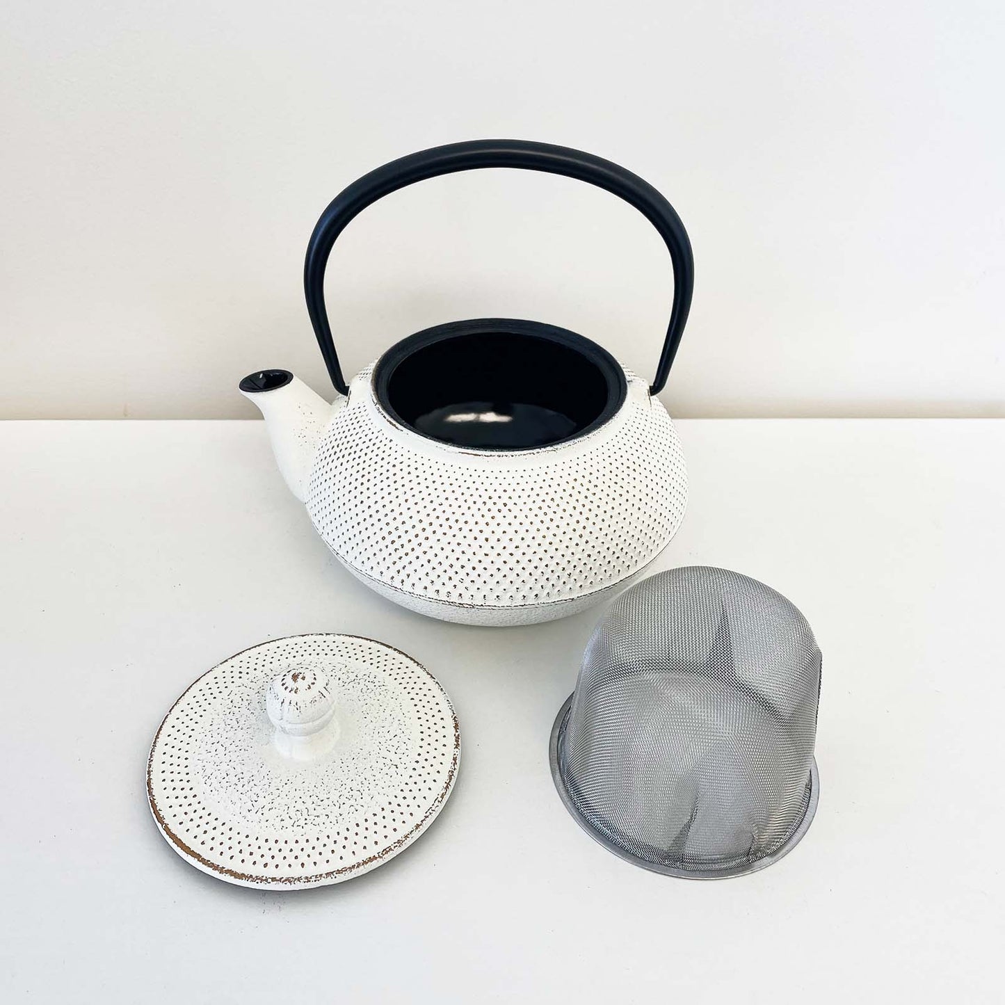 White Cast Iron Teapot_Lifestyle_Dining