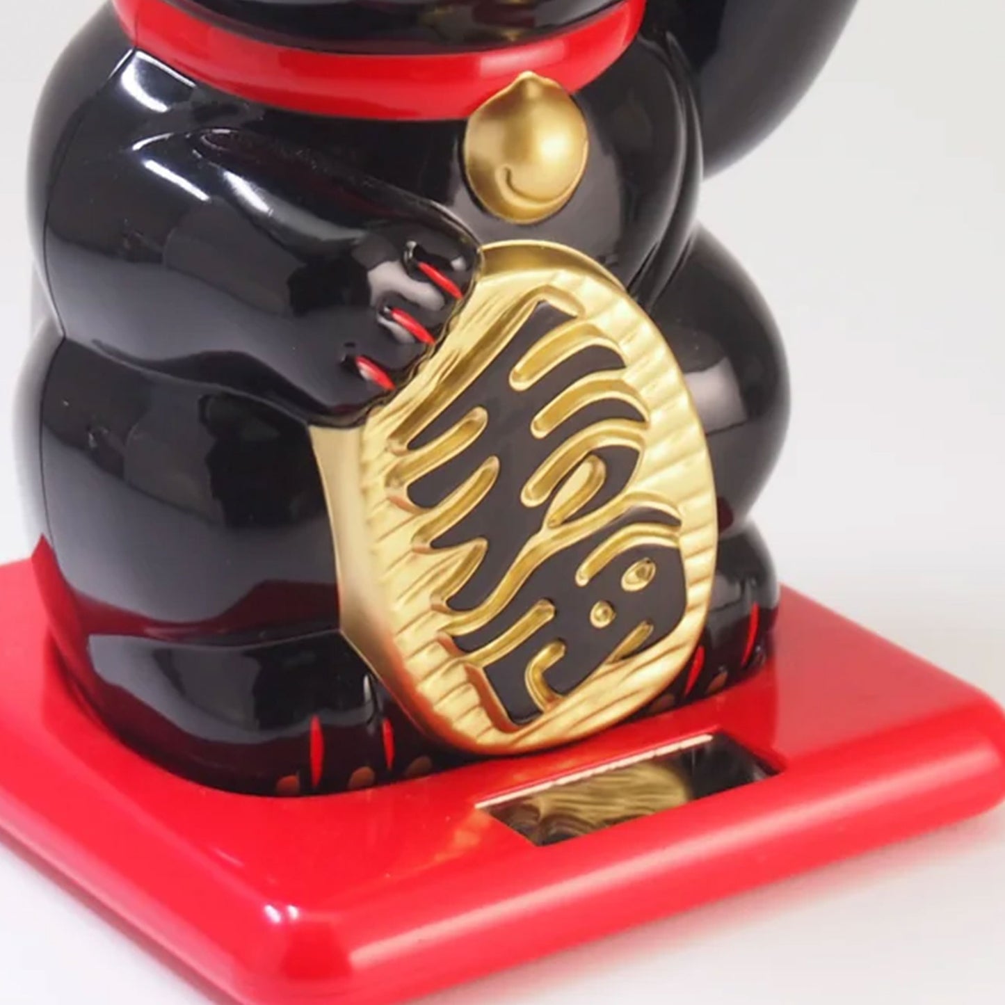 Waving Cat: Solar-Powered Maneki Neko