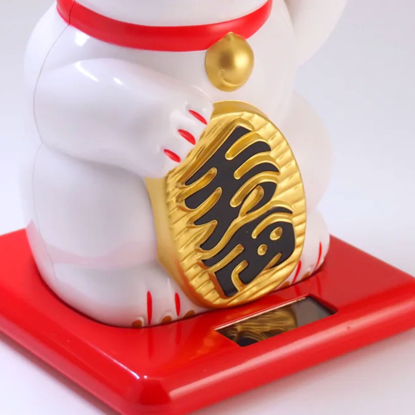 Waving Cat: Solar-Powered Maneki Neko