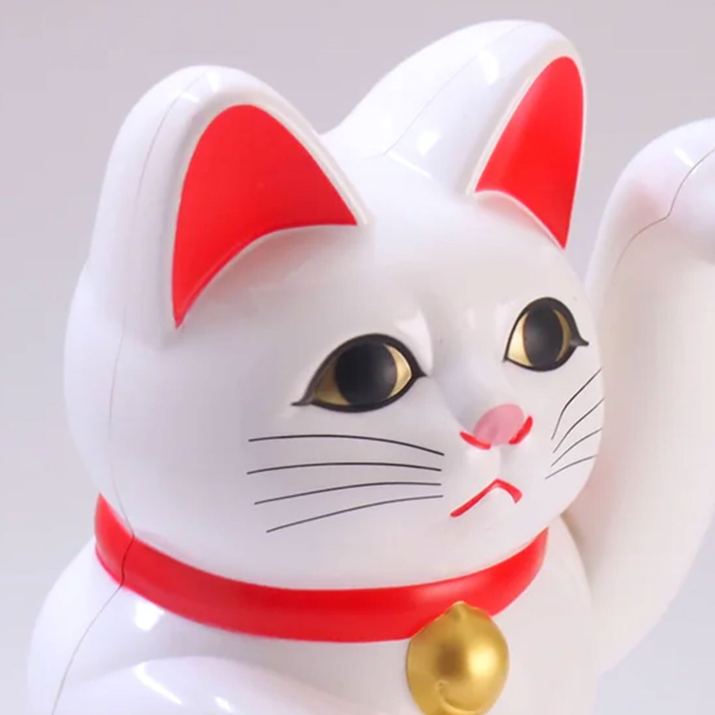 Waving Cat: Solar-Powered Maneki Neko