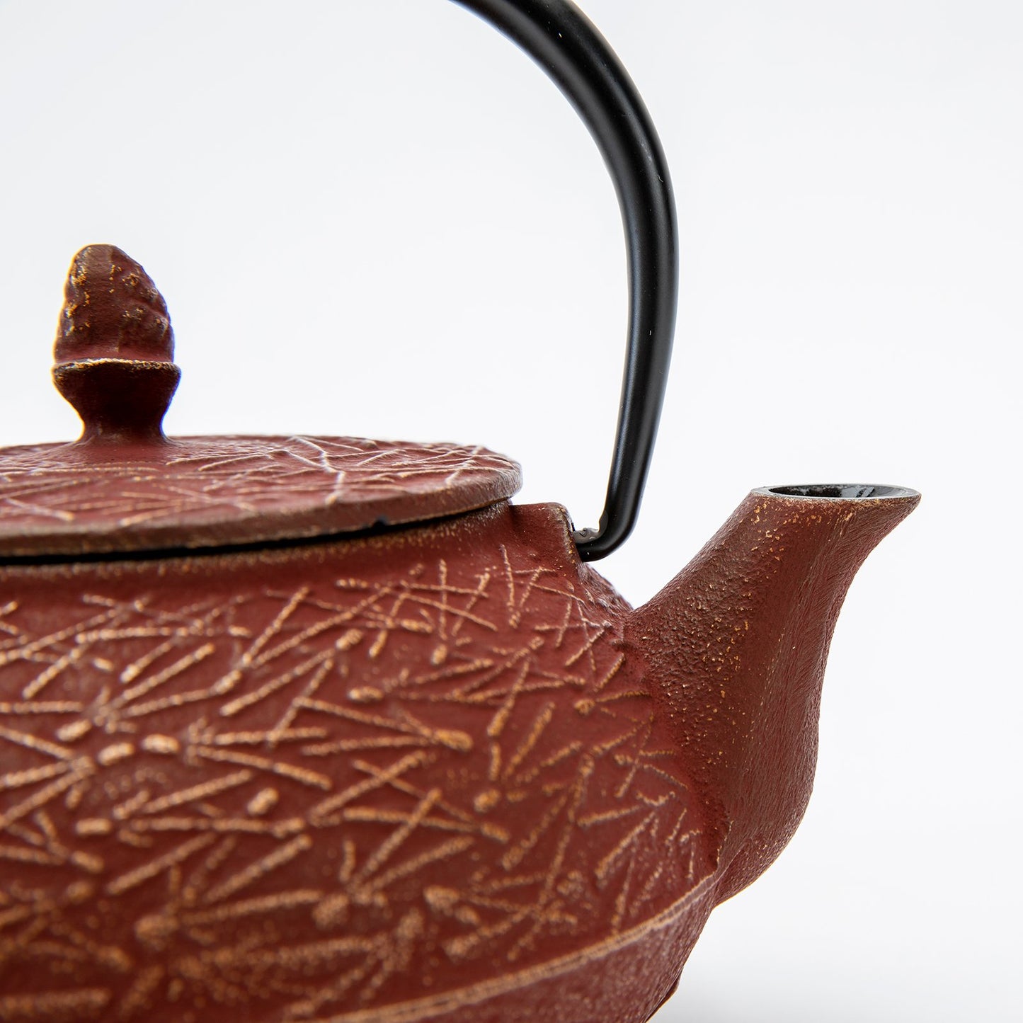 Cranberry and Gold Cast Iron Teapot_Lifestyle_Dining
